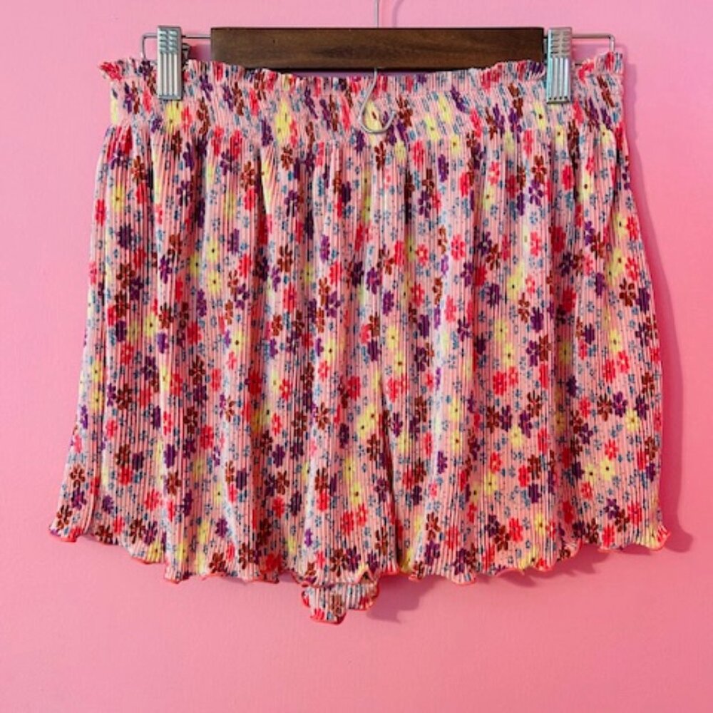 ASOS DESIGN plisse shorts in pink based floral - US 8